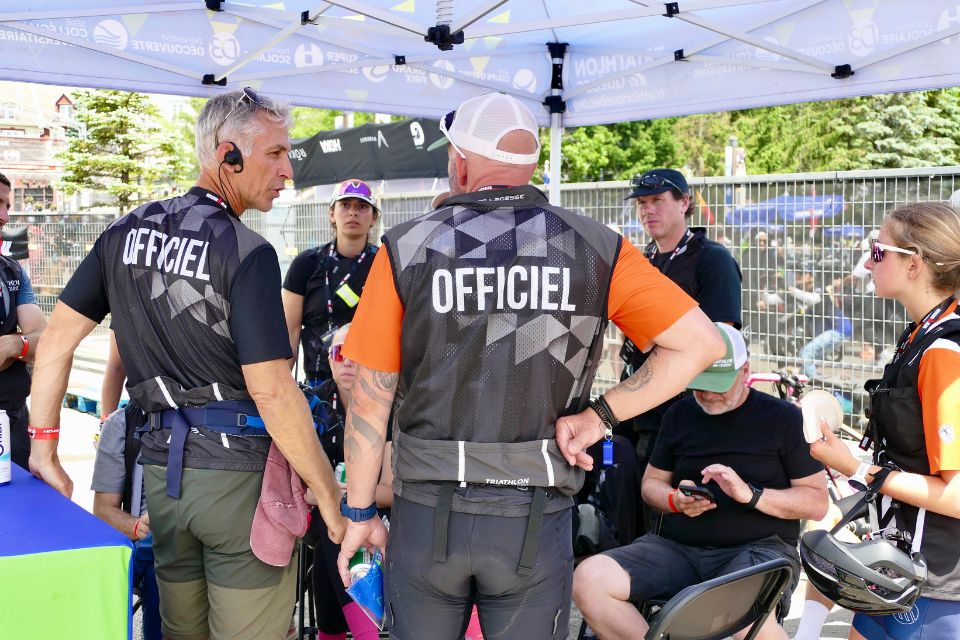 Officiels pendant un Ironman